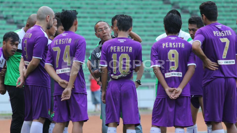  Pelatih Persita Tanggerang, Bambang Nurdiansyah (tengah) sedang memberi arahan kepada anak asuhnya.